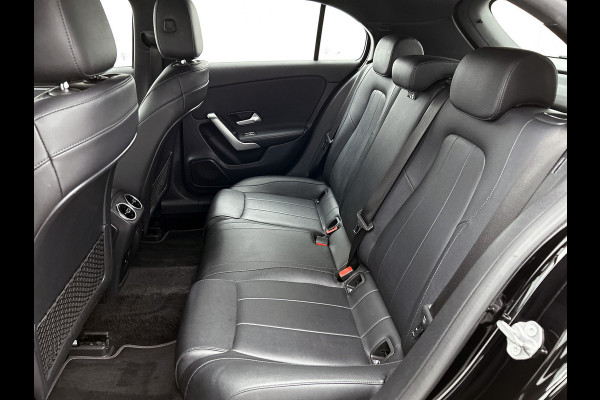 Mercedes-Benz A-Klasse 160 Business Solution Luxury Ledkoplampen | MBUX augmented reality voor navigatie | Sfeerverlichting | Stoelverwarming voor | Achteruitrijcamera. Inclusief 24 maanden Mercedes-Benz Certified garantie voor Europa.