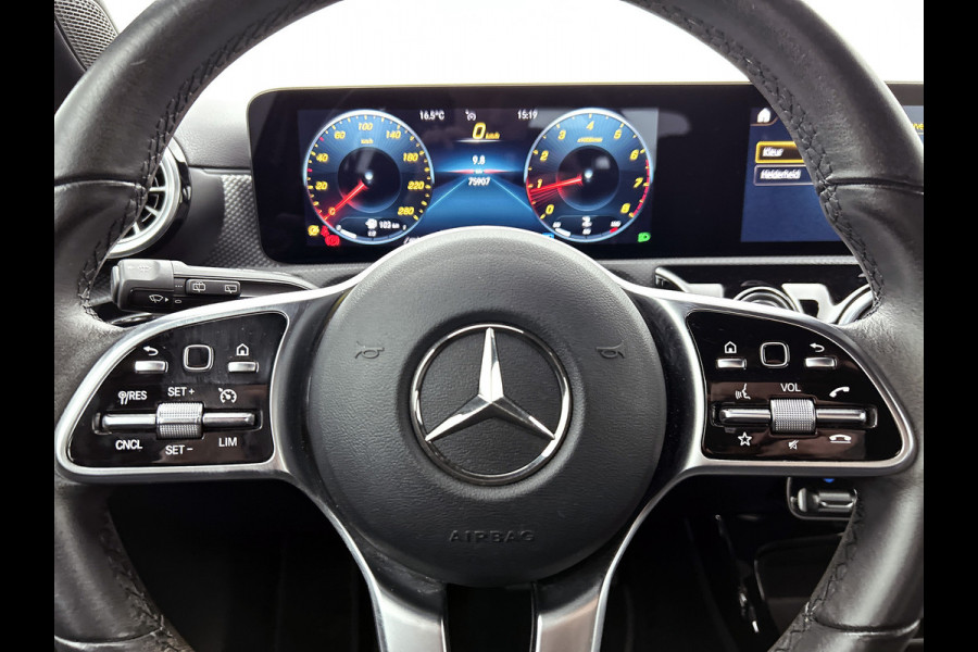 Mercedes-Benz A-Klasse 160 Business Solution Luxury Ledkoplampen | MBUX augmented reality voor navigatie | Sfeerverlichting | Stoelverwarming voor | Achteruitrijcamera. Inclusief 24 maanden Mercedes-Benz Certified garantie voor Europa.