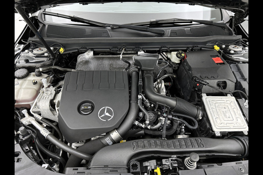 Mercedes-Benz A-Klasse 160 Business Solution Luxury Ledkoplampen | MBUX augmented reality voor navigatie | Sfeerverlichting | Stoelverwarming voor | Achteruitrijcamera. Inclusief 24 maanden Mercedes-Benz Certified garantie voor Europa.