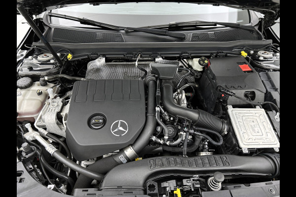 Mercedes-Benz A-Klasse 160 Business Solution Luxury Ledkoplampen | MBUX augmented reality voor navigatie | Sfeerverlichting | Stoelverwarming voor | Achteruitrijcamera. Inclusief 24 maanden Mercedes-Benz Certified garantie voor Europa.