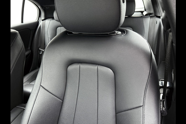 Mercedes-Benz A-Klasse 160 Business Solution Luxury Ledkoplampen | MBUX augmented reality voor navigatie | Sfeerverlichting | Stoelverwarming voor | Achteruitrijcamera. Inclusief 24 maanden Mercedes-Benz Certified garantie voor Europa.