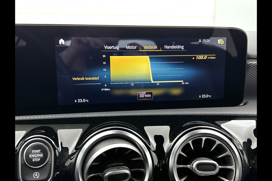 Mercedes-Benz A-Klasse 160 Business Solution Luxury Ledkoplampen | MBUX augmented reality voor navigatie | Sfeerverlichting | Stoelverwarming voor | Achteruitrijcamera. Inclusief 24 maanden Mercedes-Benz Certified garantie voor Europa.