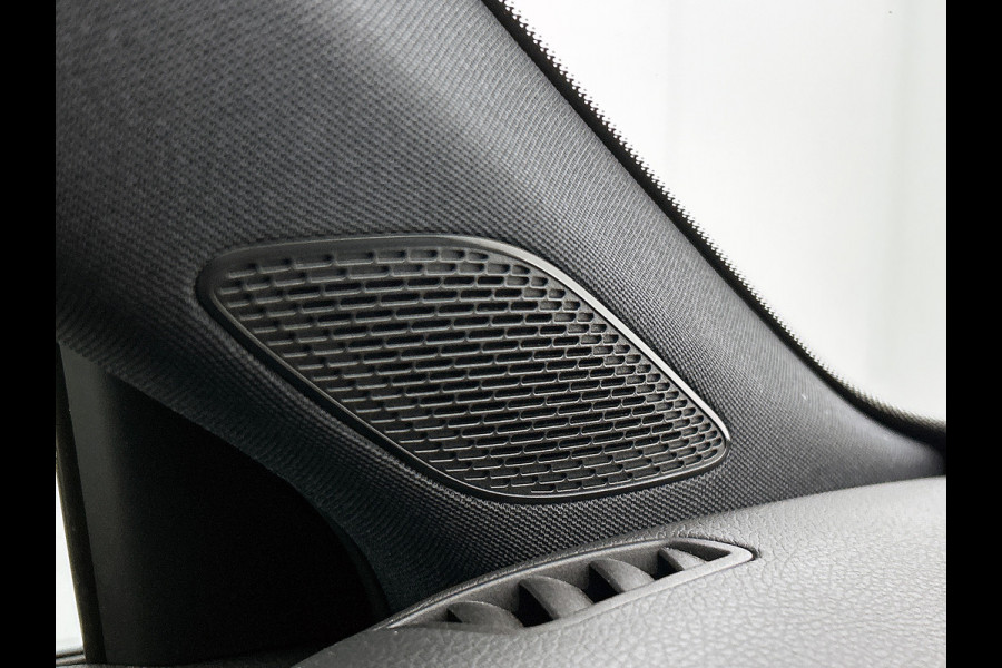 Mercedes-Benz A-Klasse 160 Business Solution Luxury Ledkoplampen | MBUX augmented reality voor navigatie | Sfeerverlichting | Stoelverwarming voor | Achteruitrijcamera. Inclusief 24 maanden Mercedes-Benz Certified garantie voor Europa.