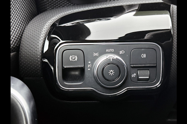 Mercedes-Benz A-Klasse 160 Business Solution Luxury Ledkoplampen | MBUX augmented reality voor navigatie | Sfeerverlichting | Stoelverwarming voor | Achteruitrijcamera. Inclusief 24 maanden Mercedes-Benz Certified garantie voor Europa.
