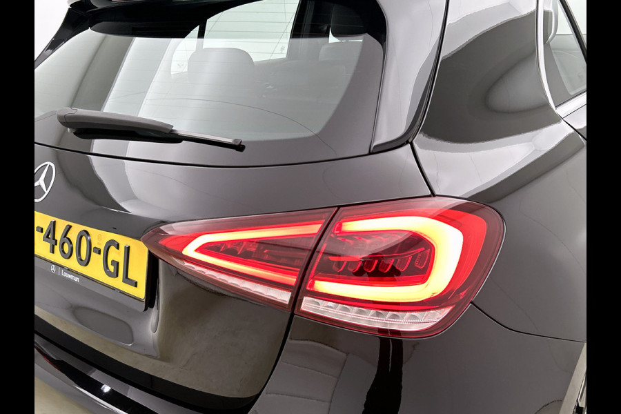 Mercedes-Benz A-Klasse 160 Business Solution Luxury Ledkoplampen | MBUX augmented reality voor navigatie | Sfeerverlichting | Stoelverwarming voor | Achteruitrijcamera. Inclusief 24 maanden Mercedes-Benz Certified garantie voor Europa.