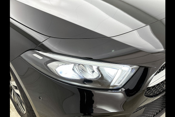 Mercedes-Benz A-Klasse 160 Business Solution Luxury Ledkoplampen | MBUX augmented reality voor navigatie | Sfeerverlichting | Stoelverwarming voor | Achteruitrijcamera. Inclusief 24 maanden Mercedes-Benz Certified garantie voor Europa.