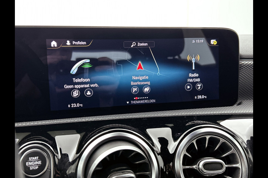 Mercedes-Benz A-Klasse 160 Business Solution Luxury Ledkoplampen | MBUX augmented reality voor navigatie | Sfeerverlichting | Stoelverwarming voor | Achteruitrijcamera. Inclusief 24 maanden Mercedes-Benz Certified garantie voor Europa.