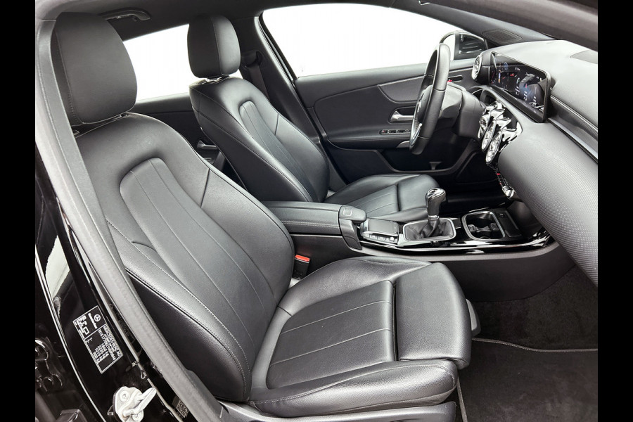 Mercedes-Benz A-Klasse 160 Business Solution Luxury Ledkoplampen | MBUX augmented reality voor navigatie | Sfeerverlichting | Stoelverwarming voor | Achteruitrijcamera. Inclusief 24 maanden Mercedes-Benz Certified garantie voor Europa.