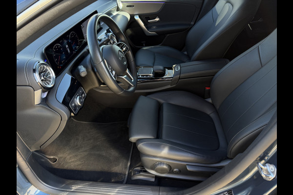 Mercedes-Benz CLA-Klasse Shooting Brake 180 Business Solution Luxury Automaat / Leder / PDC v+a / Navigatie / Keyless / Led