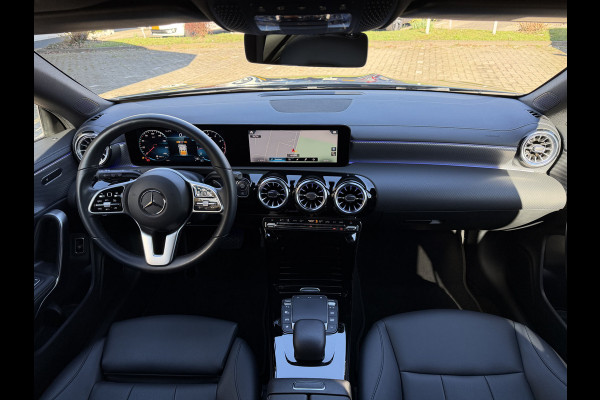 Mercedes-Benz CLA-Klasse Shooting Brake 180 Business Solution Luxury Automaat / Leder / PDC v+a / Navigatie / Keyless / Led