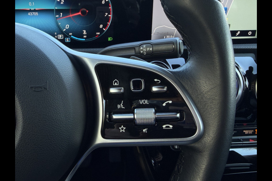 Mercedes-Benz CLA-Klasse Shooting Brake 180 Business Solution Luxury Automaat / Leder / PDC v+a / Navigatie / Keyless / Led