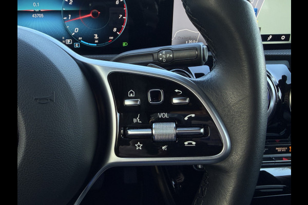 Mercedes-Benz CLA-Klasse Shooting Brake 180 Business Solution Luxury Automaat / Leder / PDC v+a / Navigatie / Keyless / Led