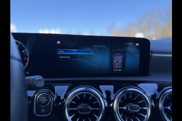 Mercedes-Benz CLA-Klasse Shooting Brake 180 Business Solution Luxury Automaat / Leder / PDC v+a / Navigatie / Keyless / Led