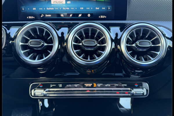 Mercedes-Benz CLA-Klasse Shooting Brake 180 Business Solution Luxury Automaat / Leder / PDC v+a / Navigatie / Keyless / Led