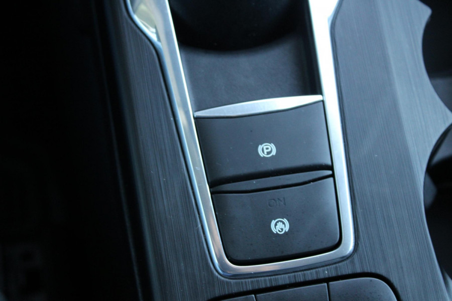 Ford Kuga 2.5 PHEV Titanium | Wegklapbare trekhaak | Winter Pack | Adaptive cruise control | Dodehoeksensoren | Elektrische achterklep | Head up Display