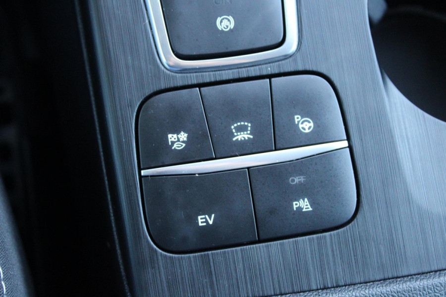 Ford Kuga 2.5 PHEV Titanium | Wegklapbare trekhaak | Winter Pack | Adaptive cruise control | Dodehoeksensoren | Elektrische achterklep | Head up Display