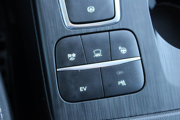 Ford Kuga 2.5 PHEV Titanium | Wegklapbare trekhaak | Winter Pack | Adaptive cruise control | Dodehoeksensoren | Elektrische achterklep | Head up Display