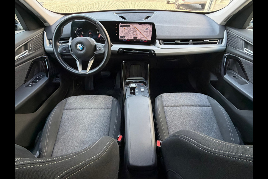 BMW X1 SDrive18i / Navi / Widescreen / Cruise / Climate / Camera / Side assist / Stoelmassage / 18".