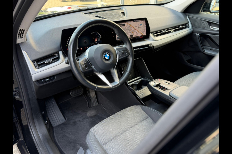 BMW X1 SDrive18i / Navi / Widescreen / Cruise / Climate / Camera / Side assist / Stoelmassage / 18".
