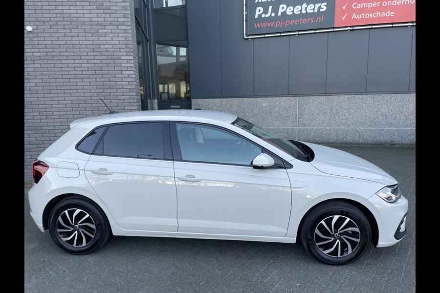 Volkswagen Polo 1.0 TSI Life Edition Achteruitrijcamera - Parkeersensoren - Apple carplay - Airco - Cruise control - Led verlichting - Licht metalen velgen 15 inch - Radio - Rijstrooksensor - Start/stop systeem - Stuur multifunc