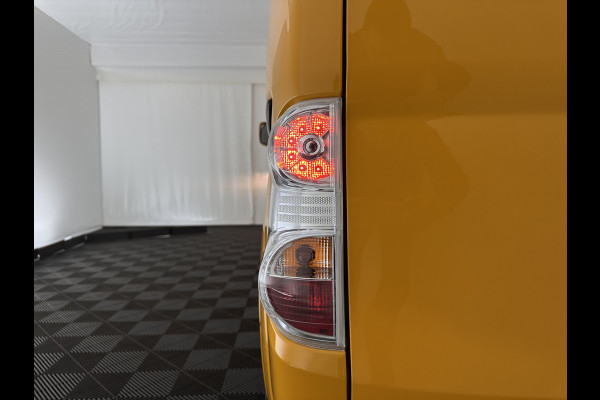 Nissan e-NV200 Evalia 40 kWh Connect Edition [ 7-Pers. ] {SOH-95%} (INCL.BTW) *NAVI-FULLMAP | CAMERA | HEATED-COMFORTSEATS | DAB | PRIVACY-GLASS | ECC | CRUISE | 15''ALU*