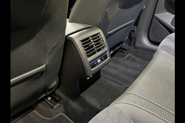 Volkswagen Golf 1.4 eHybrid 204PK DSG STYLE CAMERA/CARPLAY/SFEERVERL.