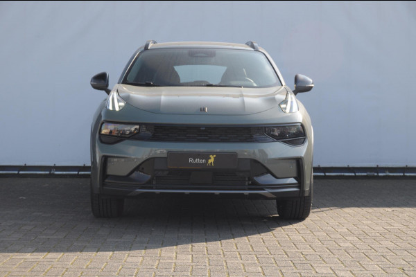 Lynk & Co 01 276PK Automaat Core / Adaptieve cruise control / Stoel - en stuurwielverarming / Parkeersensoren met camera / Apple carplay / Trekhaak / Metallic lak / 19" lichtmetalen velgen