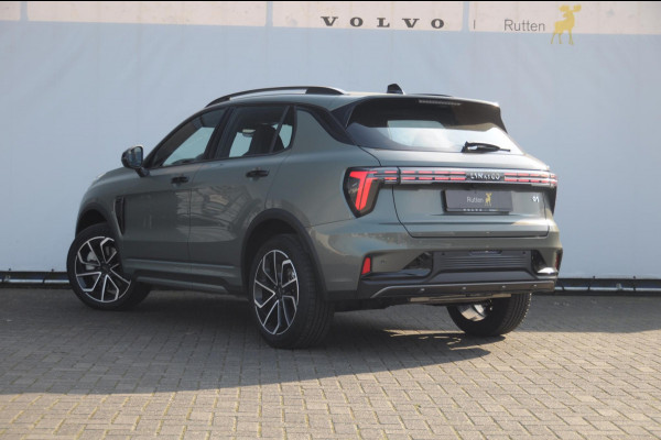 Lynk & Co 01 276PK Automaat Core / Adaptieve cruise control / Stoel - en stuurwielverarming / Parkeersensoren met camera / Apple carplay / Trekhaak / Metallic lak / 19" lichtmetalen velgen