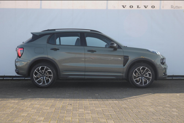 Lynk & Co 01 276PK Automaat Core / Adaptieve cruise control / Stoel - en stuurwielverarming / Parkeersensoren met camera / Apple carplay / Trekhaak / Metallic lak / 19" lichtmetalen velgen