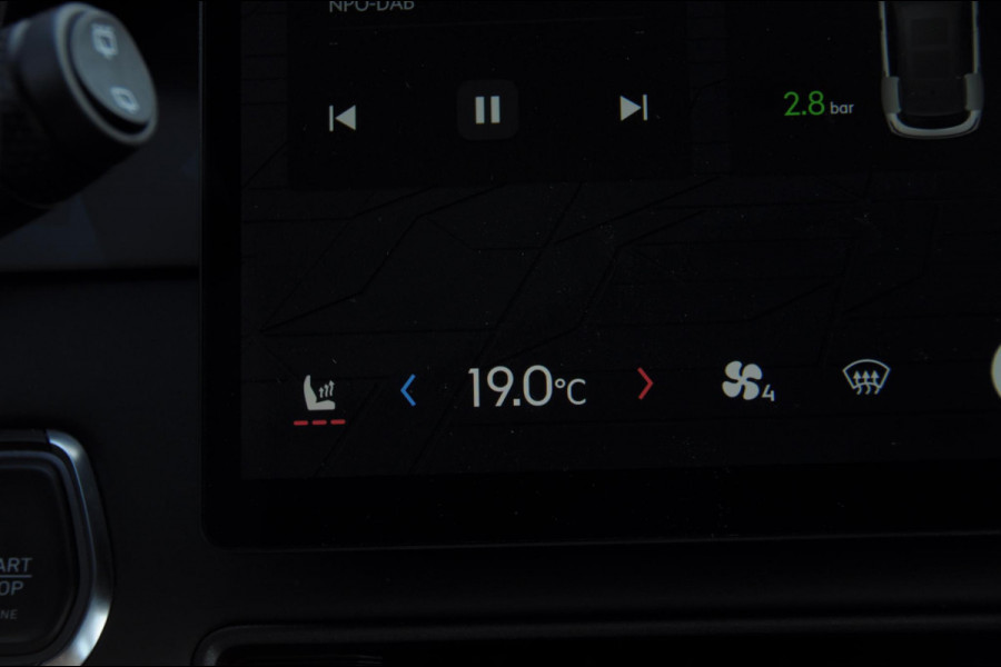 Lynk & Co 01 276PK Automaat Core / Adaptieve cruise control / Stoel - en stuurwielverarming / Parkeersensoren met camera / Apple carplay / Trekhaak / Metallic lak / 19" lichtmetalen velgen