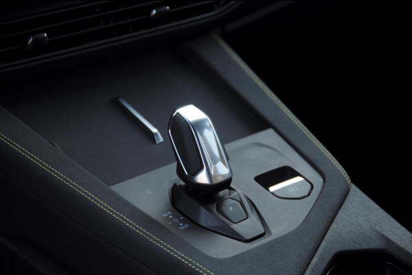 Lynk & Co 01 276PK Automaat Core / Adaptieve cruise control / Stoel - en stuurwielverarming / Parkeersensoren met camera / Apple carplay / Trekhaak / Metallic lak / 19" lichtmetalen velgen