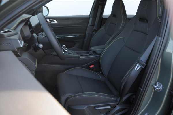 Lynk & Co 01 276PK Automaat Core / Adaptieve cruise control / Stoel - en stuurwielverarming / Parkeersensoren met camera / Apple carplay / Trekhaak / Metallic lak / 19" lichtmetalen velgen