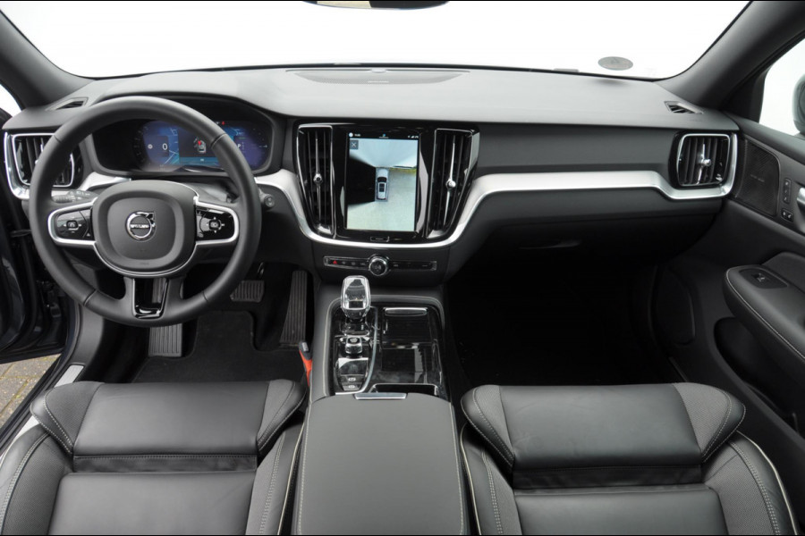 Volvo V60 T6 350PK Automaat AWD Plus Dark / Adaptive cruise control / Elektrische stoelen / Harman Kardon audio / Trekhaak / Pilot assist / BLIS / Stoel en stuur verwarming / Elektrische achterklep / Parkeersensoren met 360 camera / Google infotainment