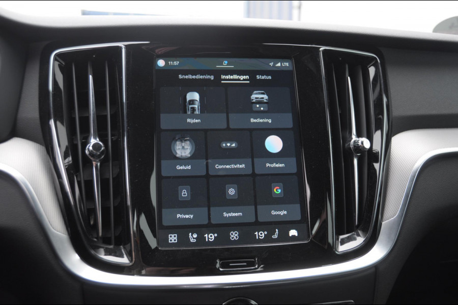 Volvo V60 T6 350PK Automaat AWD Plus Dark / Adaptive cruise control / Elektrische stoelen / Harman Kardon audio / Trekhaak / Pilot assist / BLIS / Stoel en stuur verwarming / Elektrische achterklep / Parkeersensoren met 360 camera / Google infotainment