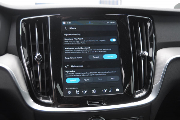 Volvo V60 T6 350PK Automaat AWD Plus Dark / Adaptive cruise control / Elektrische stoelen / Harman Kardon audio / Trekhaak / Pilot assist / BLIS / Stoel en stuur verwarming / Elektrische achterklep / Parkeersensoren met 360 camera / Google infotainment