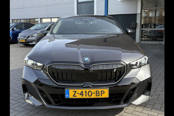 BMW i5 eDrive40 84 kWh | VOL! | Panoramadak | H&K Audio | M Pakket | Stoel- Ventilatie & Verwarming | Memory Seats |