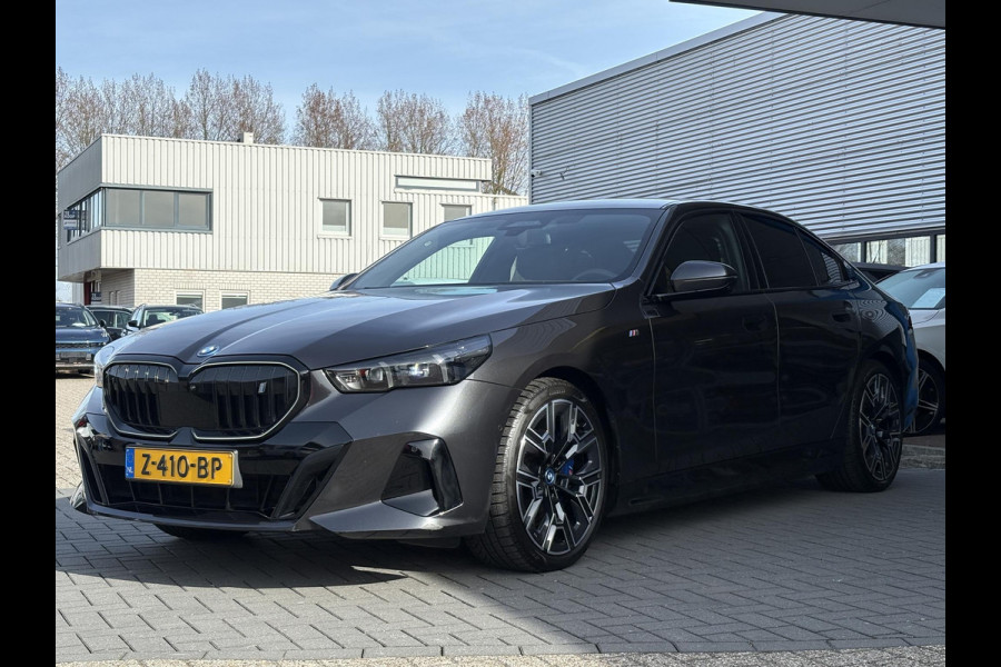 BMW i5 eDrive40 84 kWh | VOL! | Panoramadak | H&K Audio | M Pakket | Stoel- Ventilatie & Verwarming | Memory Seats |