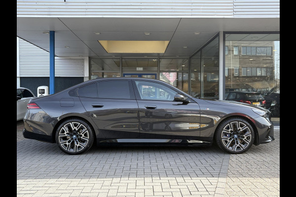BMW i5 eDrive40 84 kWh | VOL! | Panoramadak | H&K Audio | M Pakket | Stoel- Ventilatie & Verwarming | Memory Seats |