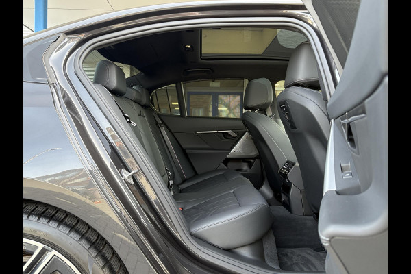 BMW i5 eDrive40 84 kWh | VOL! | Panoramadak | H&K Audio | M Pakket | Stoel- Ventilatie & Verwarming | Memory Seats |