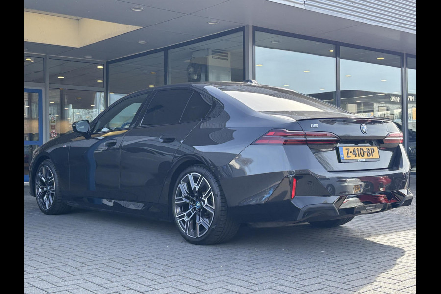 BMW i5 eDrive40 84 kWh | VOL! | Panoramadak | H&K Audio | M Pakket | Stoel- Ventilatie & Verwarming | Memory Seats |