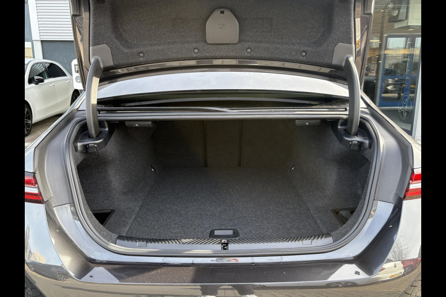 BMW i5 eDrive40 84 kWh | VOL! | Panoramadak | H&K Audio | M Pakket | Stoel- Ventilatie & Verwarming | Memory Seats |