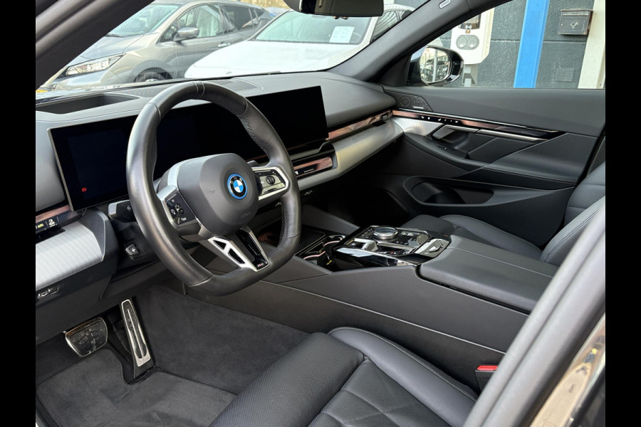 BMW i5 eDrive40 84 kWh | VOL! | Panoramadak | H&K Audio | M Pakket | Stoel- Ventilatie & Verwarming | Memory Seats |