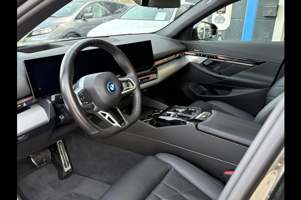 BMW i5 eDrive40 84 kWh | VOL! | Panoramadak | H&K Audio | M Pakket | Stoel- Ventilatie & Verwarming | Memory Seats |