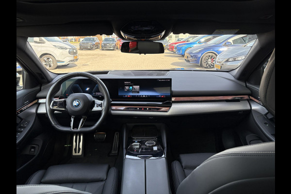 BMW i5 eDrive40 84 kWh | VOL! | Panoramadak | H&K Audio | M Pakket | Stoel- Ventilatie & Verwarming | Memory Seats |