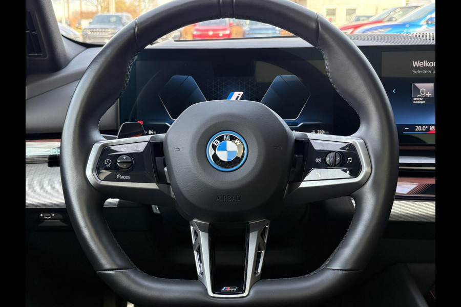 BMW i5 eDrive40 84 kWh | VOL! | Panoramadak | H&K Audio | M Pakket | Stoel- Ventilatie & Verwarming | Memory Seats |