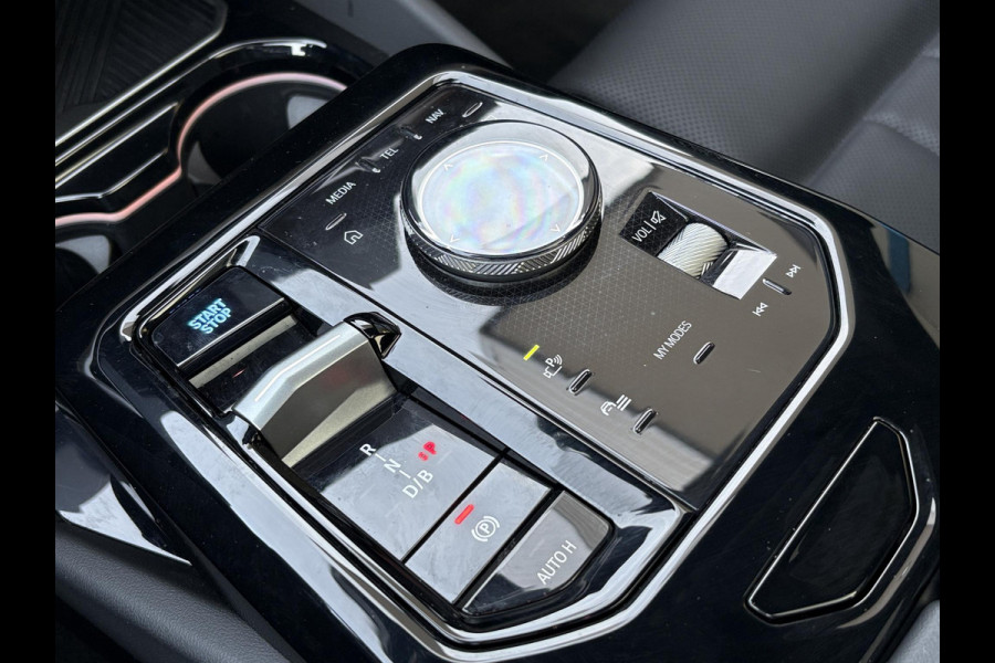 BMW i5 eDrive40 84 kWh | VOL! | Panoramadak | H&K Audio | M Pakket | Stoel- Ventilatie & Verwarming | Memory Seats |
