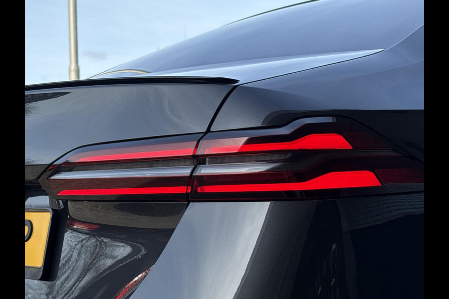 BMW i5 eDrive40 84 kWh | VOL! | Panoramadak | H&K Audio | M Pakket | Stoel- Ventilatie & Verwarming | Memory Seats |