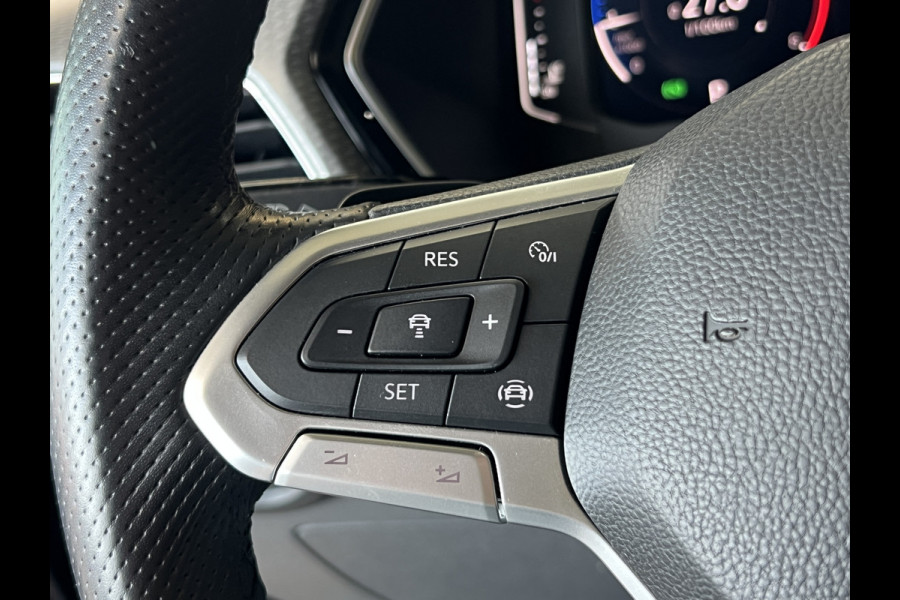 Volkswagen T-Cross 1.0 TSI 115pk R-Line | Carplay | 18" | Camara | Stoelverwarming | LED | Digitaal Display | 100% Dealer Onderhouden!