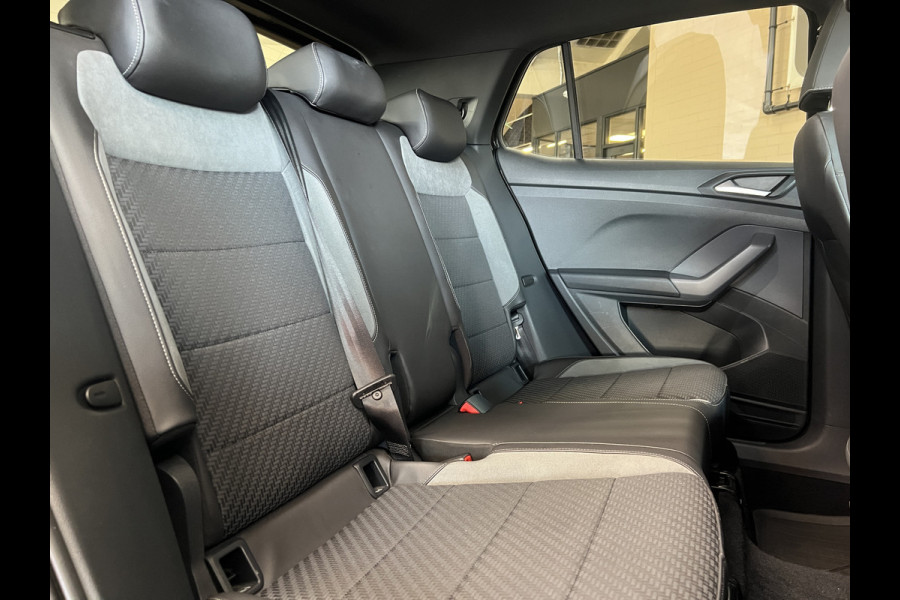 Volkswagen T-Cross 1.0 TSI 115pk R-Line | Carplay | 18" | Camara | Stoelverwarming | LED | Digitaal Display | 100% Dealer Onderhouden!