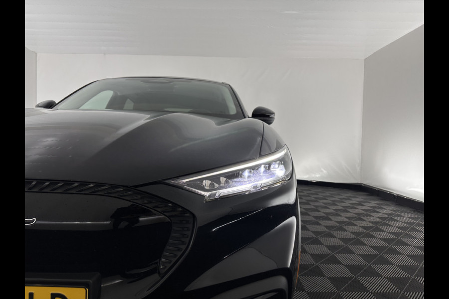 Ford Mustang Mach-E RWD 75 kWh [ 3-Fase-11kW] {SOH-89%} (INCL.BTW) *LEATHER | FULL-LED | DAB | DIGI-COCKPIT | KEYLESS | NAVI-FULLMAP | CARPLAY | HEATED-COMFORTSEATS | TOPVIEW | ADAPTIVE-CRUISE | PRIVACY-GLASS | 18'' ALU*